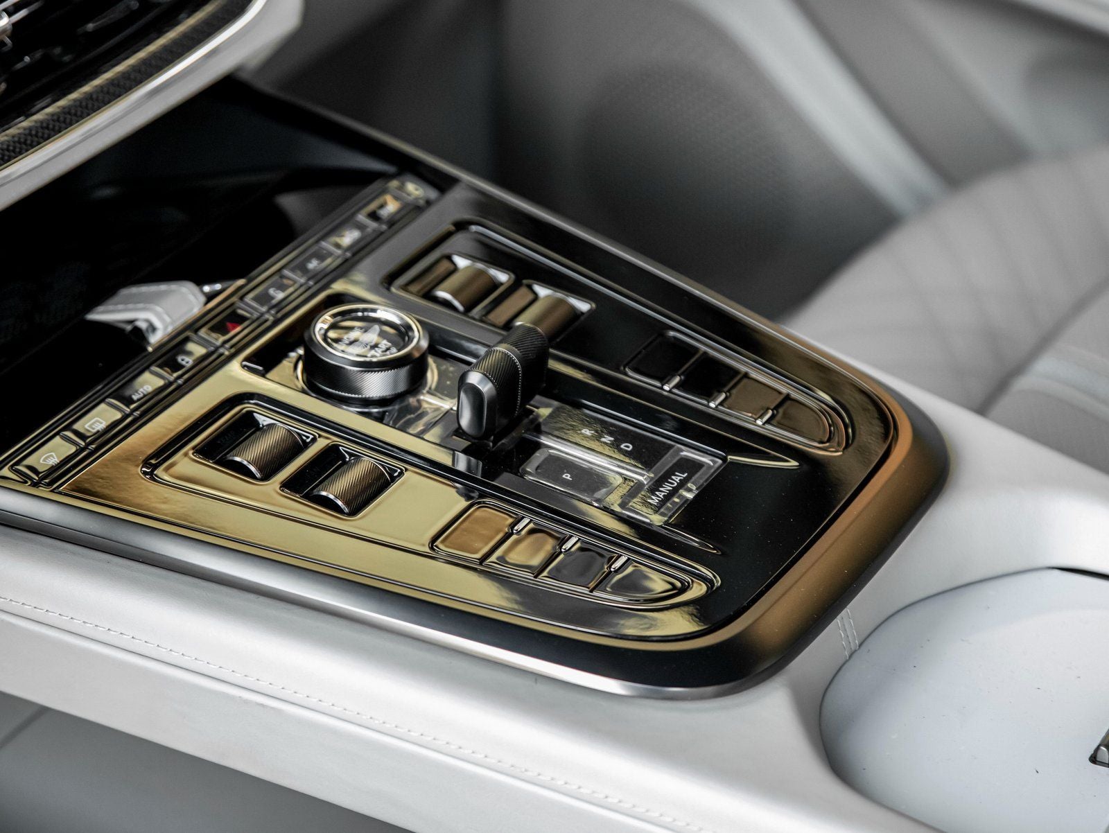 2025 Aston Martin DBX 707